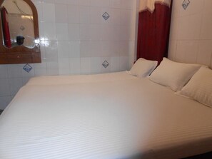 Desk, rollaway beds, free WiFi