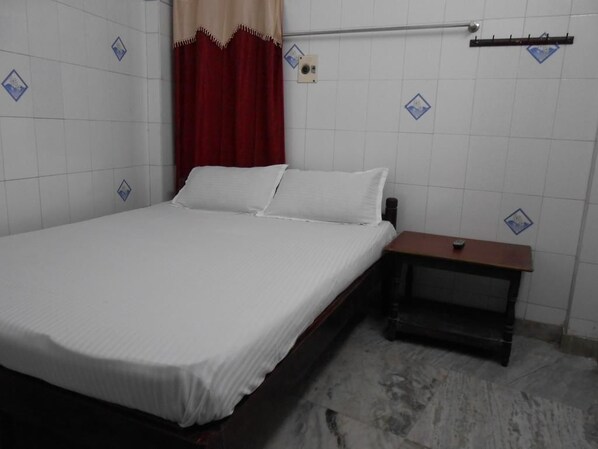 Desk, rollaway beds, free WiFi