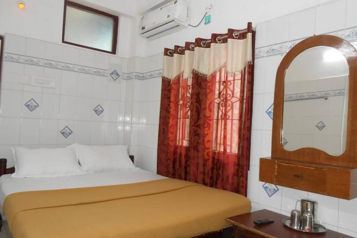 Desk, rollaway beds, free WiFi