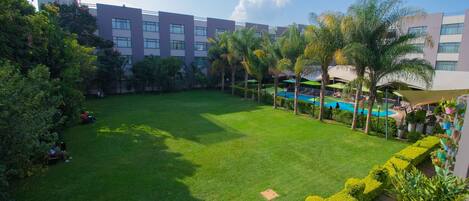 Utomhuspool, parasoller och solstolar