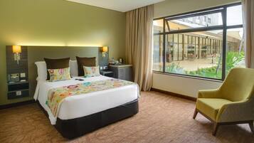 Roupas de cama premium, cofres nos quartos, escrivaninha