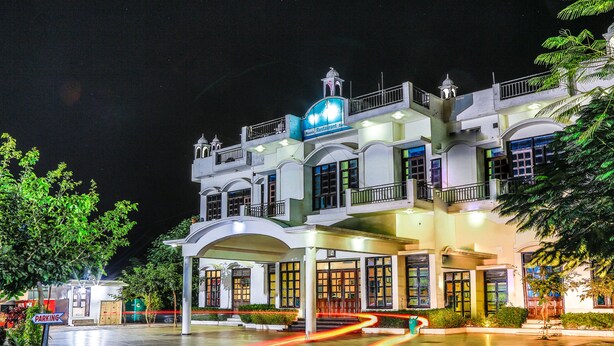 Depan hartanah - siang/malam