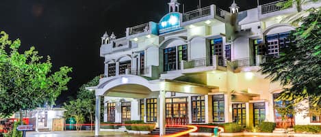 Façade de l’hébergement - soirée/nuit