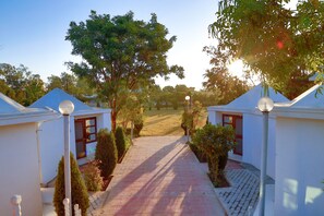 1 habitación, escritorio y ropa de cama 