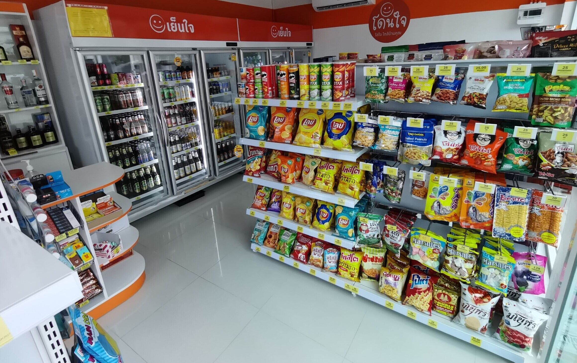 Een gang in een supermarkt met diverse snacks en dranken.