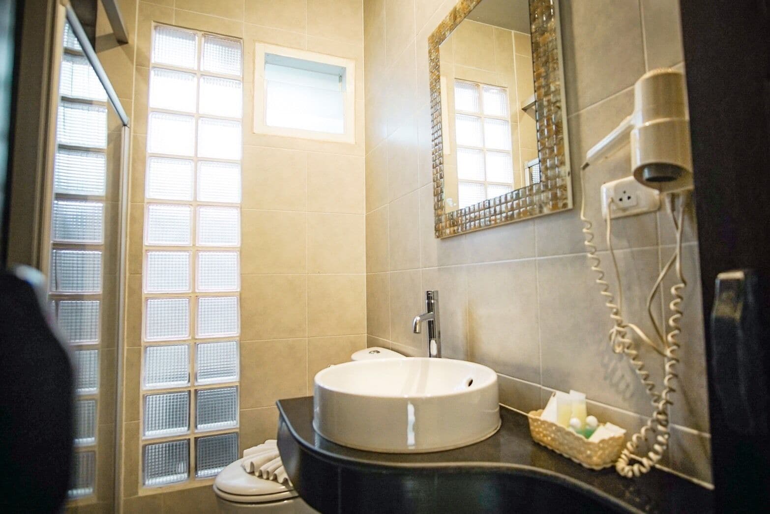standard room | bathroom | free toiletries, hair dryer, towels
