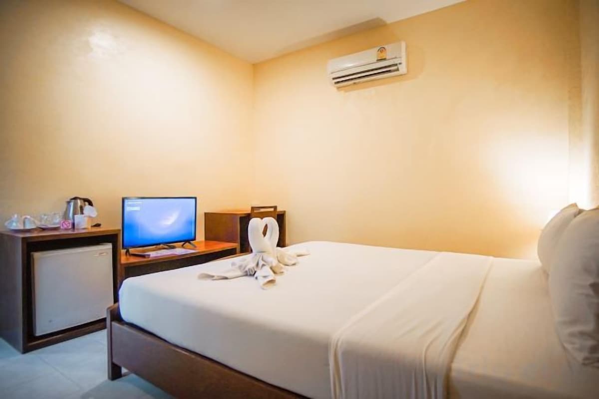In-room safe, blackout drapes, rollaway beds (surcharge), WiFi (free)