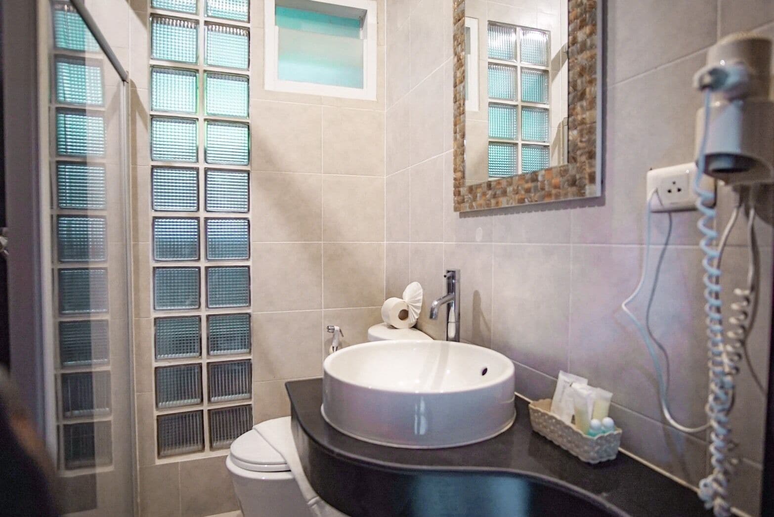 standard room | bathroom | free toiletries, hair dryer, towels