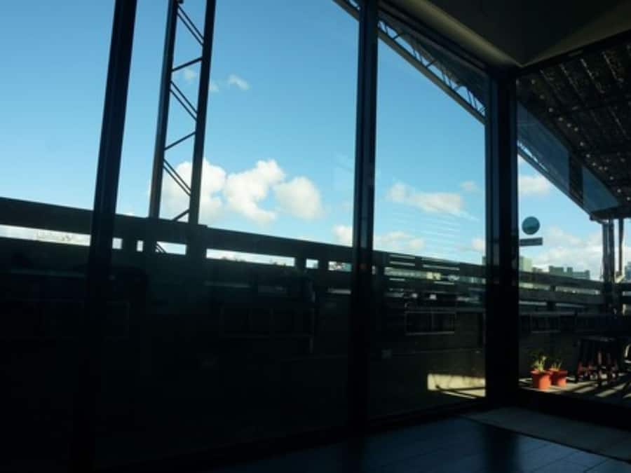 Un interior moderno con ventanas amplias que ofrecen vistas del horizonte de la ciudad.
