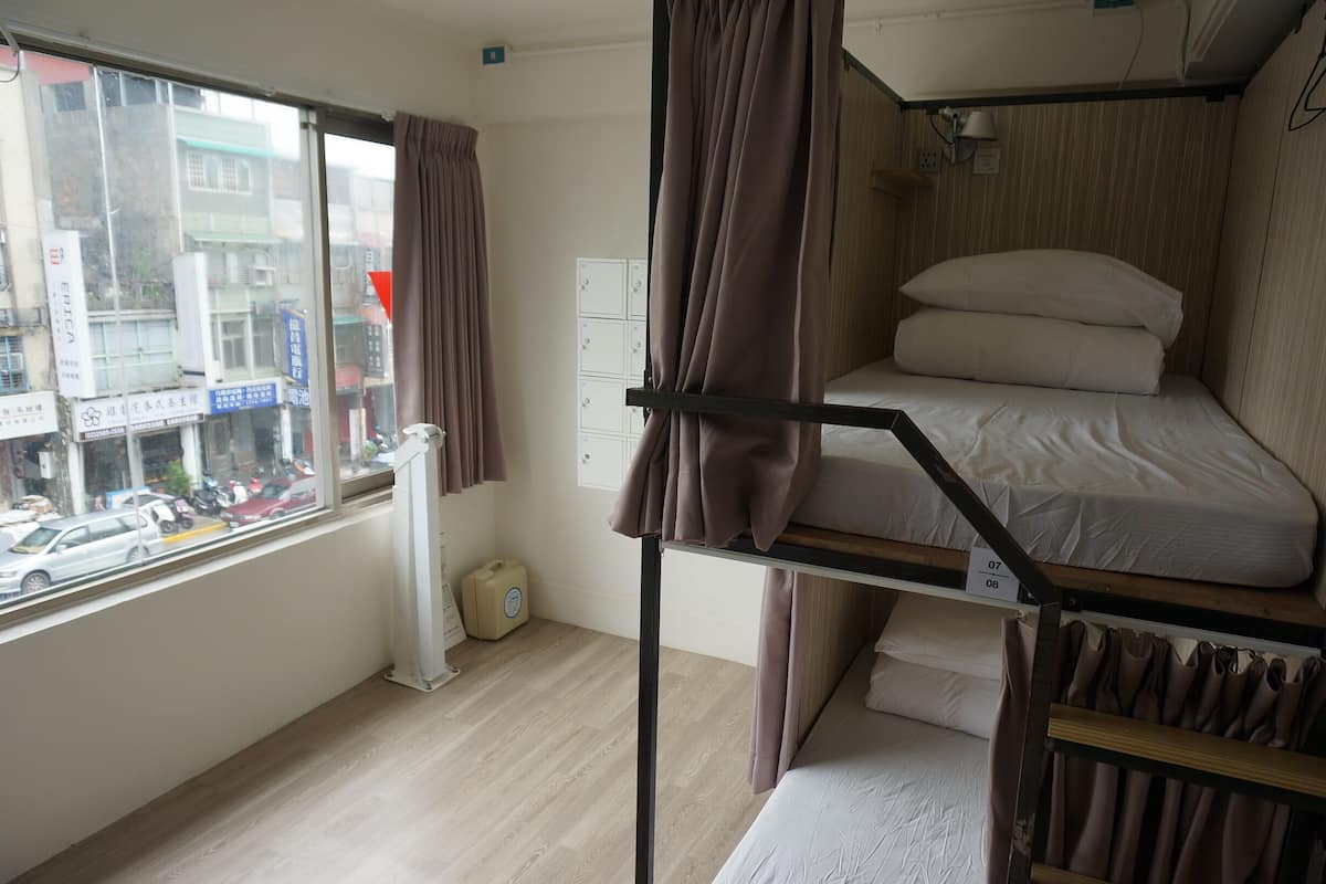 Down comforters, in-room safe, blackout drapes, soundproofing