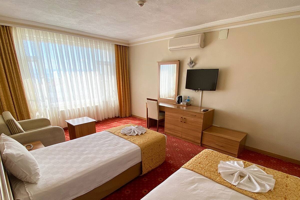 standard room, 2 single beds | 1 bedroom, minibar, in-room safe, desk