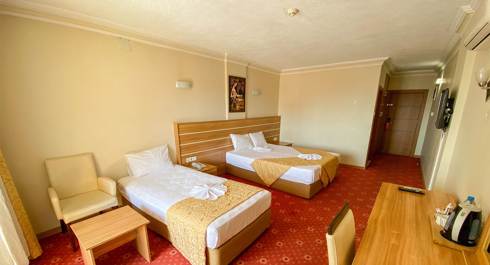 twin room | 1 bedroom, minibar, in-room safe, desk