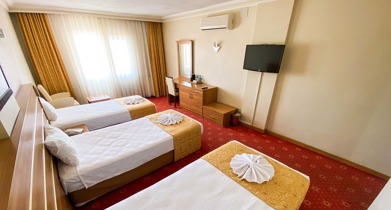 standard room, 3 single beds | 1 bedroom, minibar, in-room safe, desk