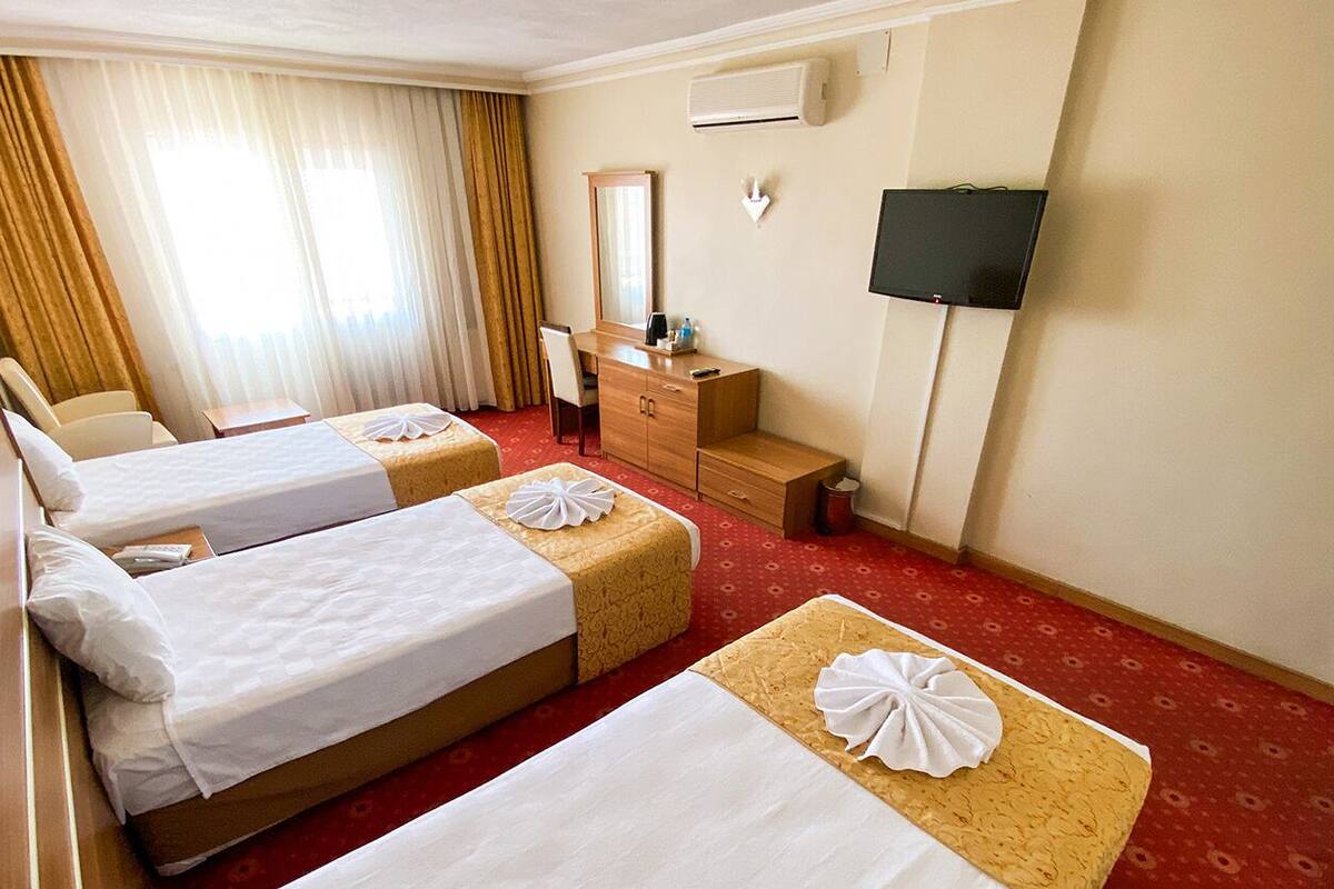 standard room, 3 single beds | 1 bedroom, minibar, in-room safe, desk