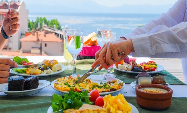 Breakfast, lunch and dinner served  - Ali Bilir Otel (Beysehir)