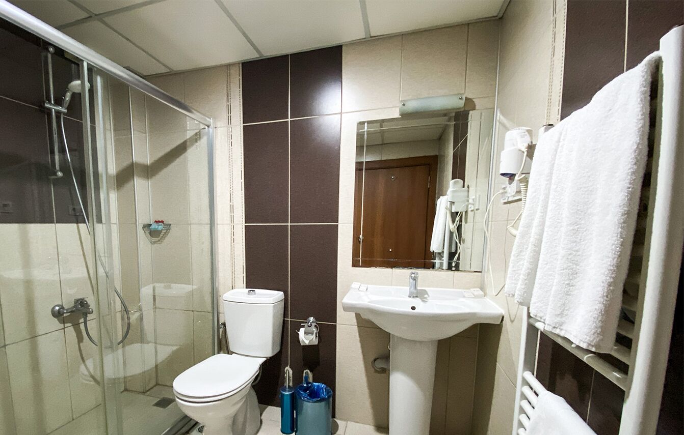 standard room, 3 single beds | bathroom | shower, hydromassage showerhead, free toiletries, hair dryer