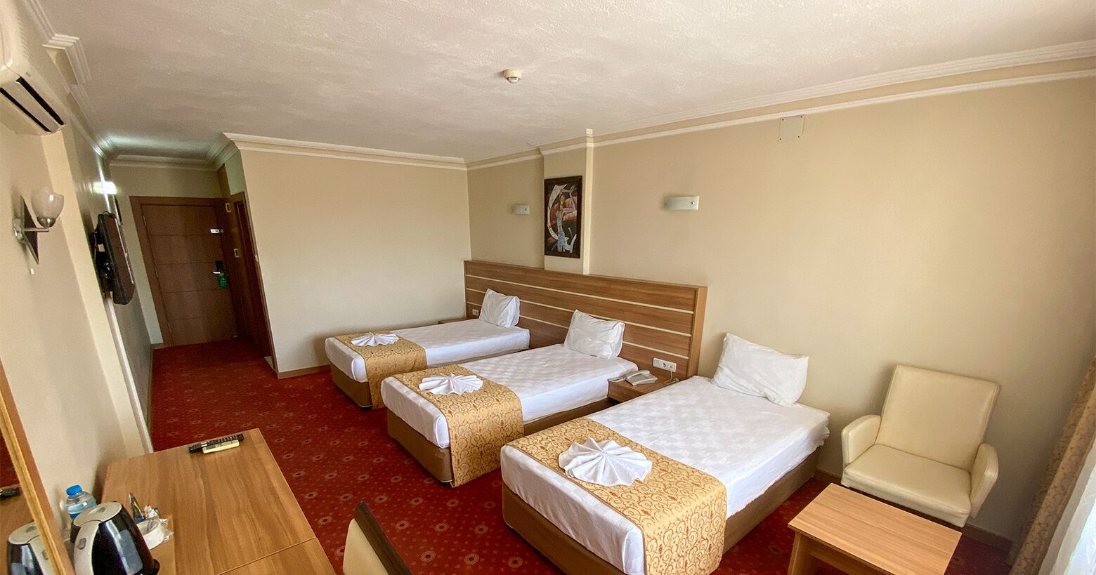 standard room, 3 single beds | 1 bedroom, minibar, in-room safe, desk