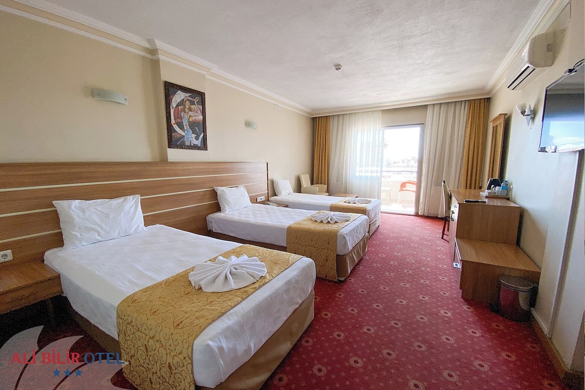 standard room, 3 single beds | 1 bedroom, minibar, in-room safe, desk