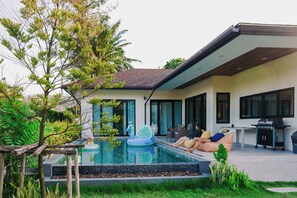 A modern house with a swimming pool, outdoor seating, and a barbecue area. - Villa Panalai (Nakhon Nayok)