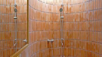 Spa Cabin | Salle de bain | Articles de toilette gratuits, sèche-cheveux, bidet, serviettes fournies