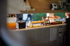 Tägliches Frühstücksbuffet gegen Gebühr