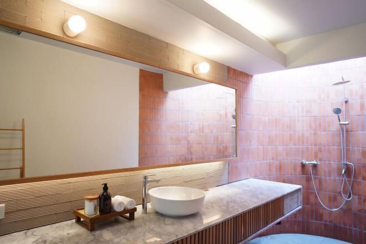 Baño | Artículos de higiene personal gratuitos, secador de pelo, bidé y toallas