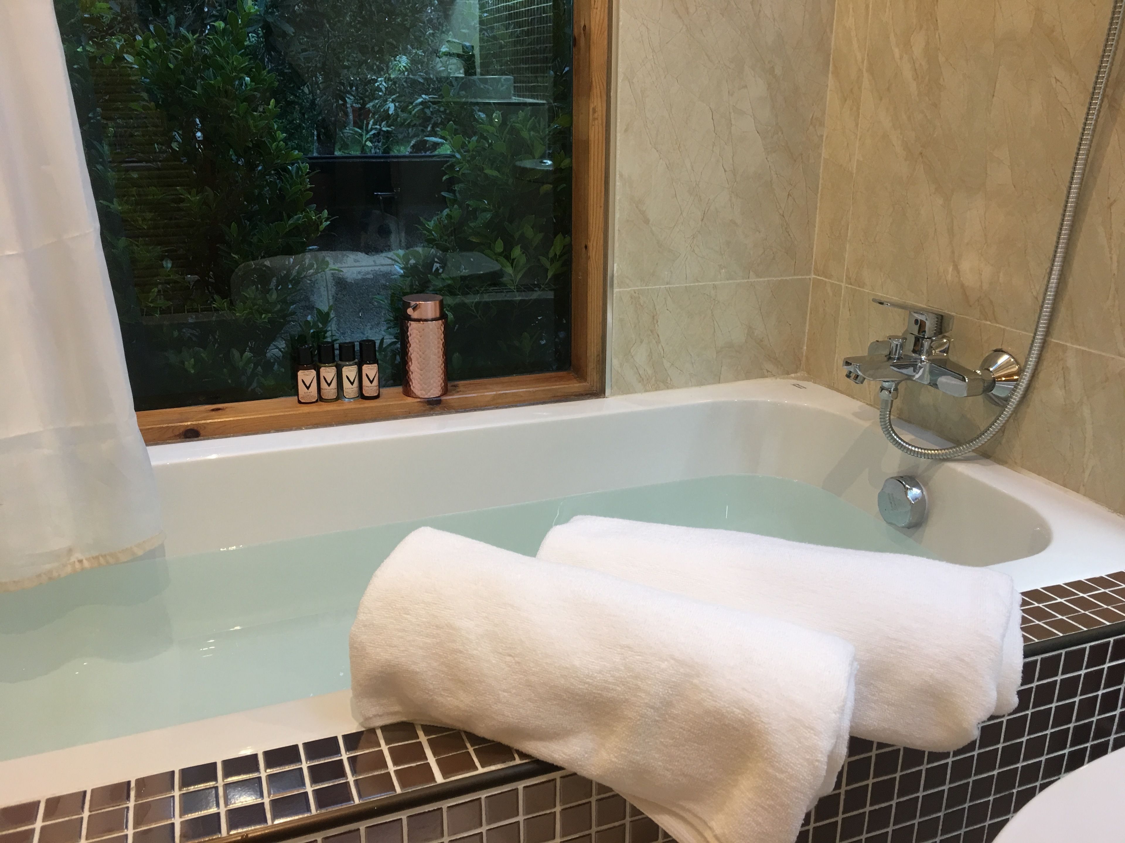 family cabin | bathroom | free toiletries, hair dryer, bidet, towels