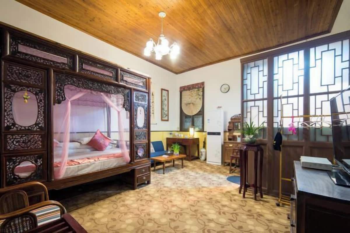 Desk, blackout curtains, free WiFi