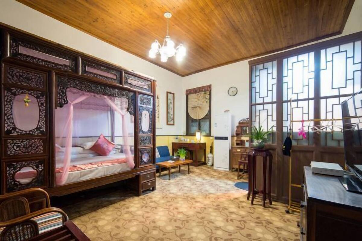 Desk, blackout curtains, free WiFi