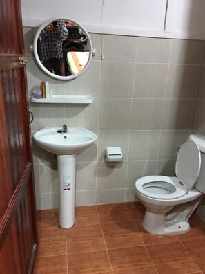 Shower, free toiletries, towels