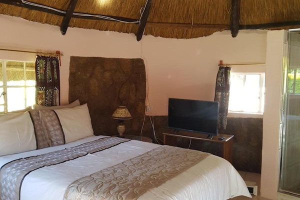 Schreibtisch, laptopgeeigneter Arbeitsplatz, schallisolierte Zimmer