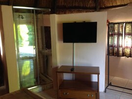 办公桌、笔记本电脑工作区、隔音、熨斗/熨板