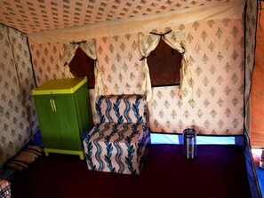 책상, 방음 설비, 간이 침대, 침대 시트