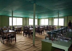 Déjeuner, dîner et souper servis sur place