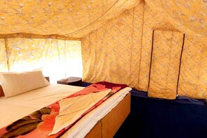 Superior Tent, 1 Double Bed, Accessible, Lake View | Skrivbord, extrasängar och sängkläder