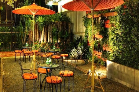 Breakfast, lunch, dinner served; international cuisine