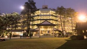 A multi-story hotel with a central atrium and a covered outdoor area. - Royal Hills Golf Resort and Spa (Nakhon Nayok)