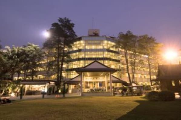 A multi-story hotel with a central atrium and a covered outdoor area.
