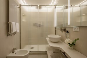 Panoramic-Apartment, 1 Schlafzimmer, Annex (4 pax) | Badezimmer | Dusche, kostenlose Toilettenartikel, Haartrockner, Hausschuhe