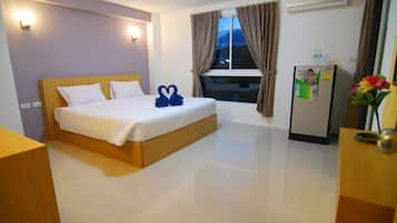 Deluxe Room | ์ฑ
์, ์๋ง ์ปคํผ, ๋ฌด๋ฃ WiFi
