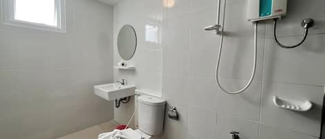 Ducha, artículos de tocador gratuitos, toallas