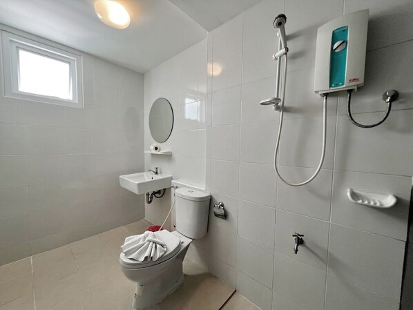 Deluxe Room | Bathroom | Shower, free toiletries, towels - Leelawadee Naka (Wichit)