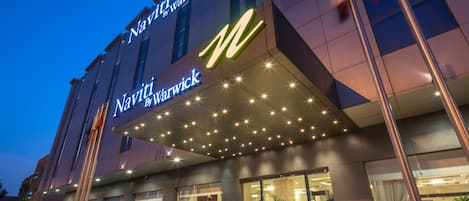 Voorkant accommodatie - avond/nacht