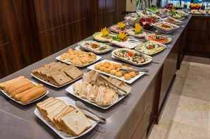 Frokostbuffé hver dag (mot et tillegg)