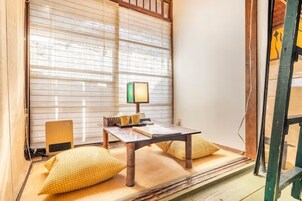 Habitación con 2 camas individuales, baño compartido (Tigers) | Wifi gratis y ropa de cama