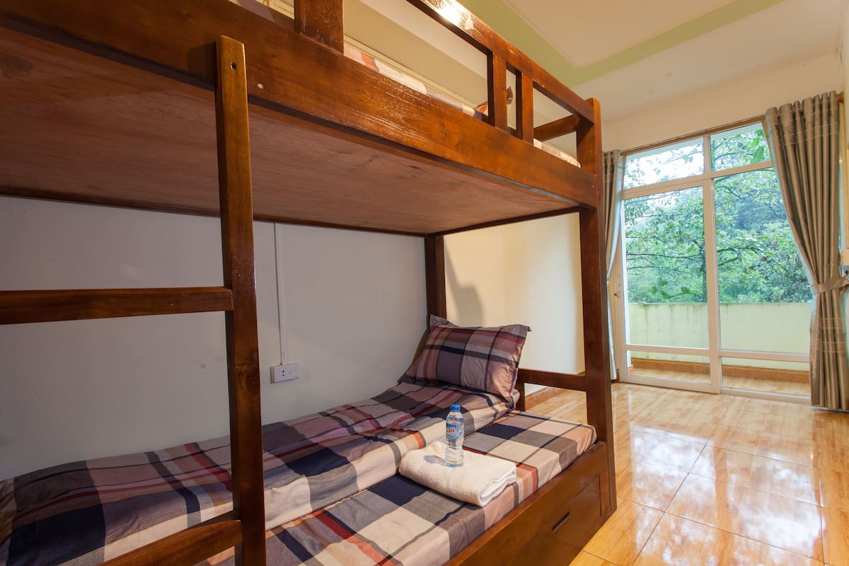 Slaapzaal | 1 slaapkamer, een minibar, een bureau, verduisterende gordijnen