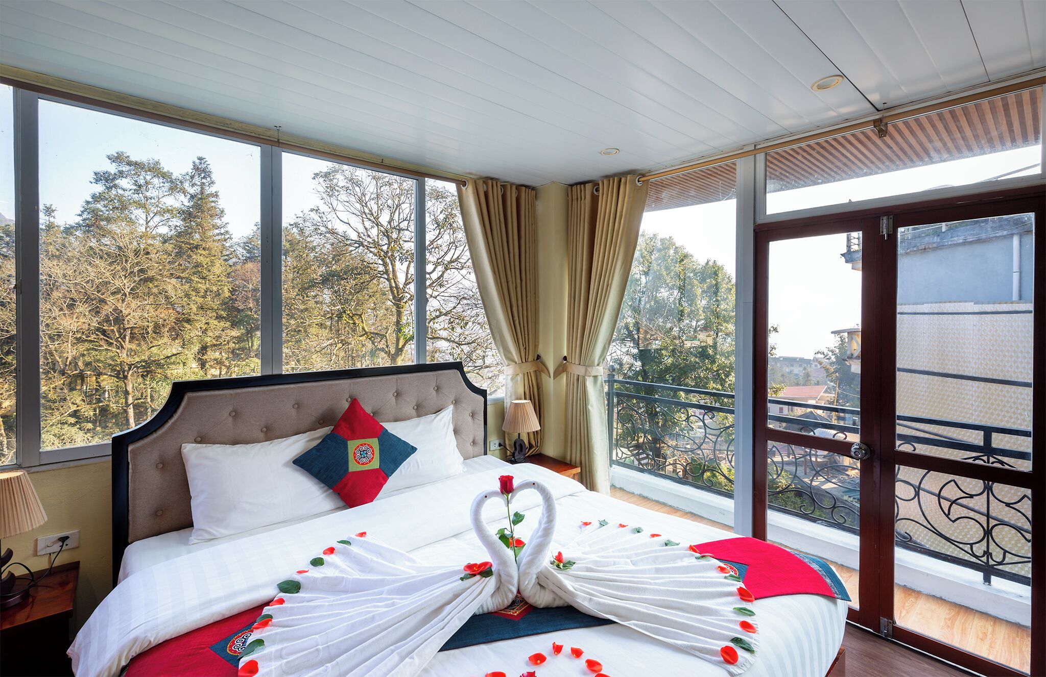 Suite, Balcony, Mountain View | Premium bedding, memory-foam beds, blackout curtains, soundproofing