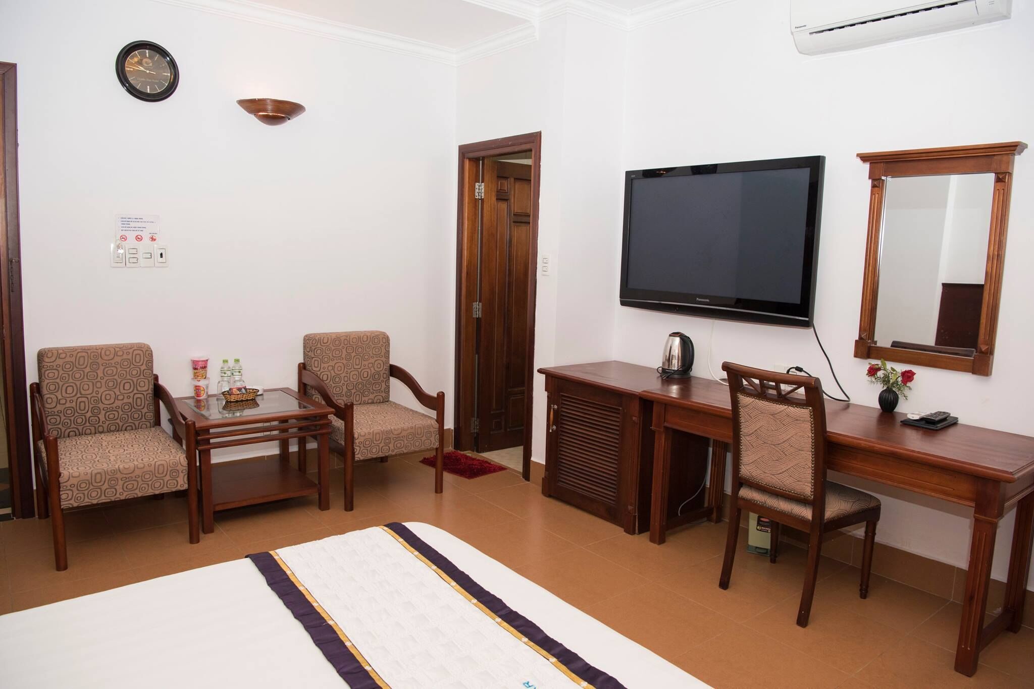 deluxe double room | living area | flat-screen tv