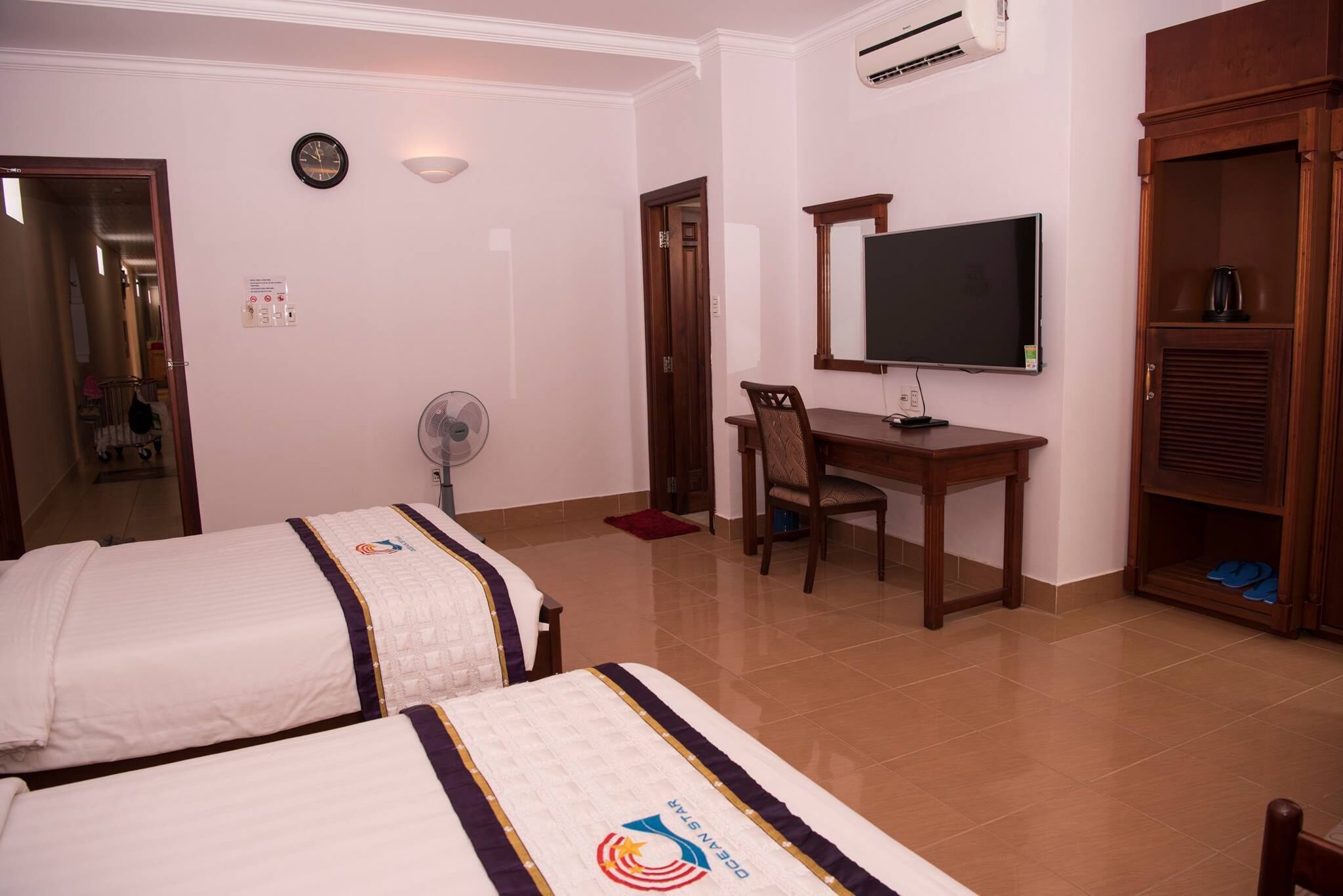 deluxe family room | minibar, in-room safe, desk, free wifi