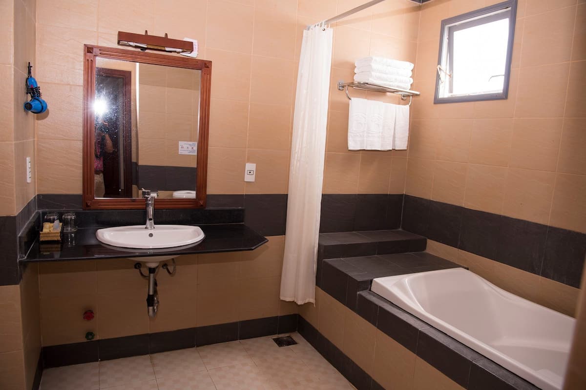 Habitación familiar (Deluxe) | Baño | Tina con regadera, tina profunda, amenidades de baño gratuitas